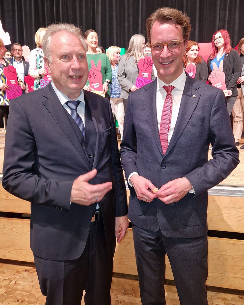 Dr. Heinz Leymann (li) mit Ministerpüräsident Hendrik Wüst.